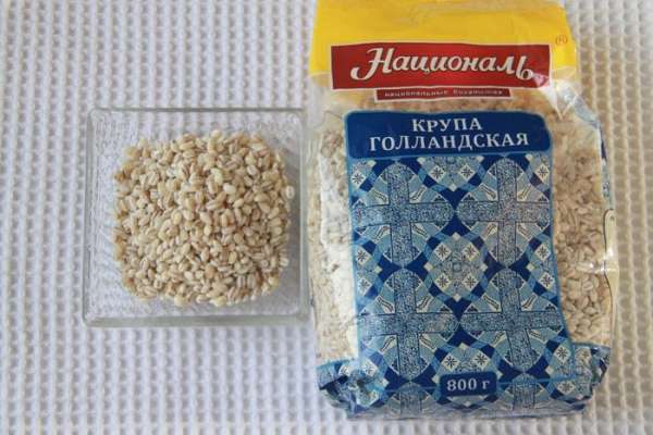 Перловую крупу промыть, замочить на несколько минут.