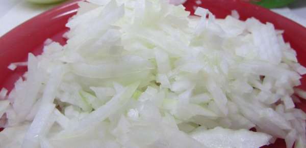 Лук почистить, нарезать кубиками. Лук почистить, нарезать кубиками.