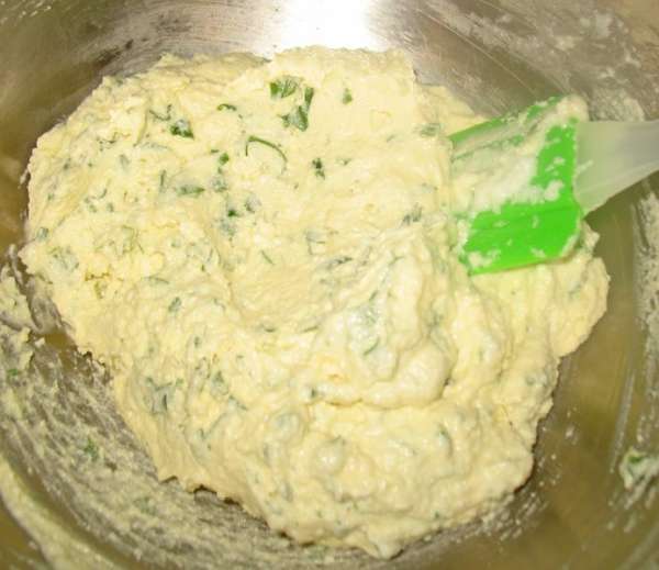 Белки добавить к творожной массе и аккуратно перемешать. 