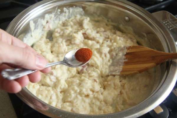 Поперчить по вкусу (примерно половина кофейной ложки кайенского перца).
В оригинальном рецепте молотого перца не было, как не было и болгарского. А было 1/4 стакана красного перца чили кубиком. Выбирайте. Поперчить по вкусу (примерно половина кофейной ложки кайенского перца).
В оригинальном рецепте молотого перца не было, как не было и болгарского. А было 1/4 стакана красного перца чили кубиком. Выбирайте.