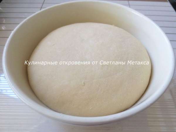 В теплом молоке распустить дрожжи, добавить 1 ст.л. сахара и 2 ст.л. муки, перемешать, оставить на 15 минут.
Муку просеять в миску, высыпать сахар, соль, добавить ванилин, перемешать. Сделать углубление, добавить яйцо, растопленное масло и подошедшие дрожжи. Замесить мягкое тесто.
Тесто накрыть и оставить в теплом месте на 1 час. Тесто должно увеличиться в объеме в два раза. В теплом молоке распустить дрожжи, добавить 1 ст.л. сахара и 2 ст.л. муки, перемешать, оставить на 15 минут.
Муку просеять в миску, высыпать сахар, соль, добавить ванилин, перемешать. Сделать углубление, добавить яйцо, растопленное масло и подошедшие дрожжи. Замесить мягкое тесто.
Тесто накрыть и оставить в теплом месте на 1 час. Тесто должно увеличиться в объеме в два раза.