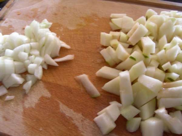 Растапливаем масло и обжариваем лук минут 5, затем добавляем грушу. Немного оставляем для подачи. Готовим несколько минут.
Растапливаем масло и обжариваем лук минут 5, затем добавляем грушу. Немного оставляем для подачи. Готовим несколько минут.