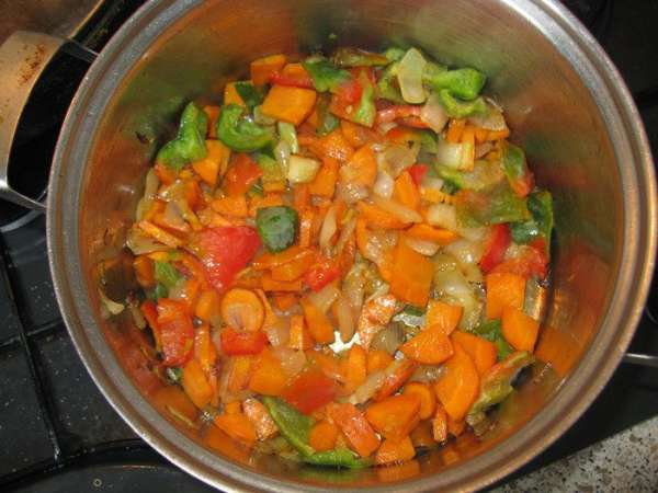 Когда морковь станет чуть мягче добавить мясо вместе с кефиром, потомить минут 20(если курица всё гораздо быстрее), затем положить сметану - ложки 3-4 столовых,немного воды, накрыть крышкой и тушить минут 30. Подавать с овощами, лучше со свежими. Приятного аппетита!