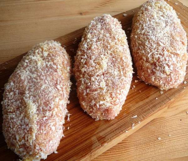Обжарить котлеты до румяной корочки с обеих сторон в хорошо разогретом масле. Обжарить котлеты до румяной корочки с обеих сторон в хорошо разогретом масле.