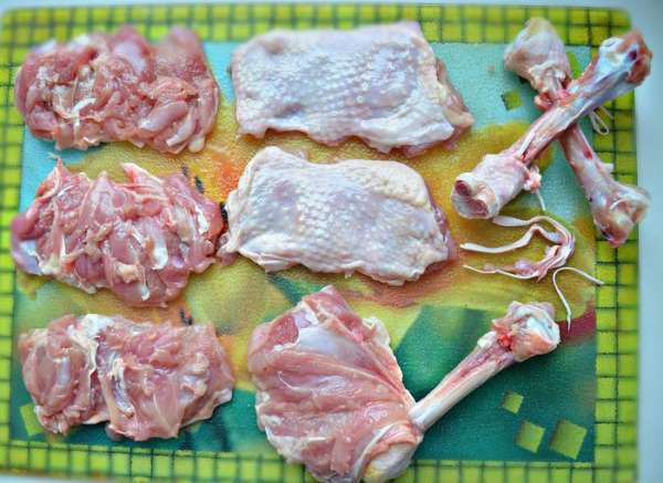 Отделить с помощью острого ножа от мяса кость, удалить сухожилия. Для праздничного застолья гораздо удобнее использовать мясо без костей. Куриное филе посолить и оставить на 30 мин. Отделить с помощью острого ножа от мяса кость, удалить сухожилия. Для праздничного застолья гораздо удобнее использовать мясо без костей. Куриное филе посолить и оставить на 30 мин.