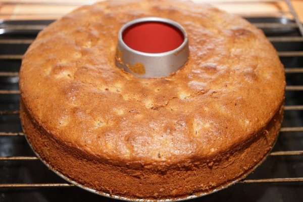 Кекс в форме выложить на решетку, дать немного остыть, потом освободить от формы и остудить на решетке.