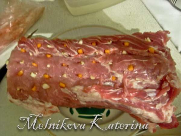 Обсыпать/натереть солью и черным молотым перцем всю поверхность мяса. 