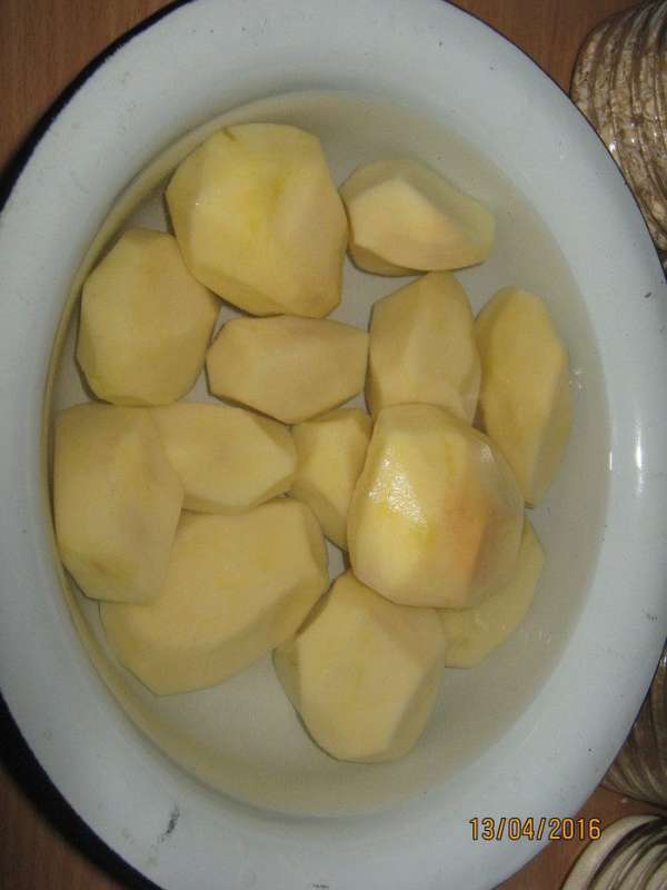 Картофель нарезаем кубиками.