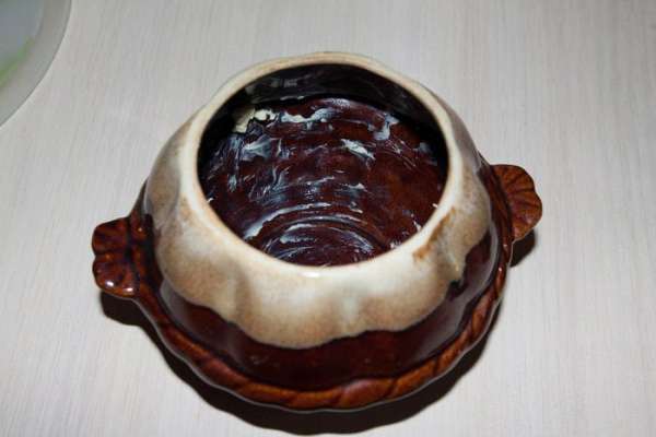 Горшочки смазать оставшимся маслом.