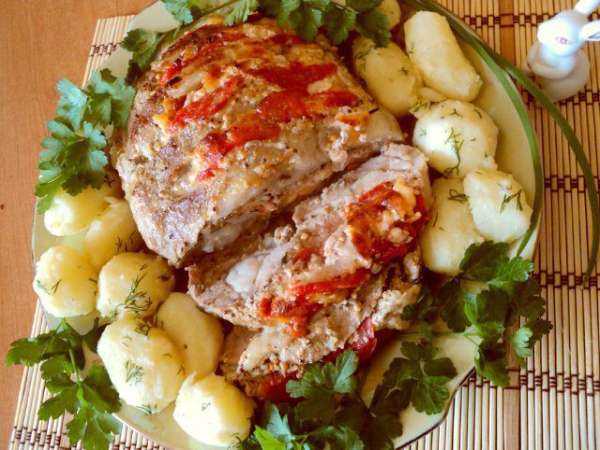 Подавать мясо с  любым гарниром, прорезав кусочки до конца и полив образовавшимся соком. Приятного аппетита!