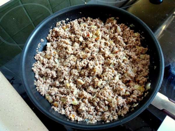 Добавить мясо и обжарить с луком. При необходимости добавить сливочное масло. Остудить. Добавить мясо и обжарить с луком. При необходимости добавить сливочное масло. Остудить.
