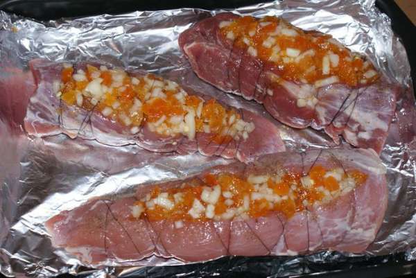 Обвязываем вырезку нитью, чтобы мясо не потеряло форму, а начинка не вывалилась при запекании.