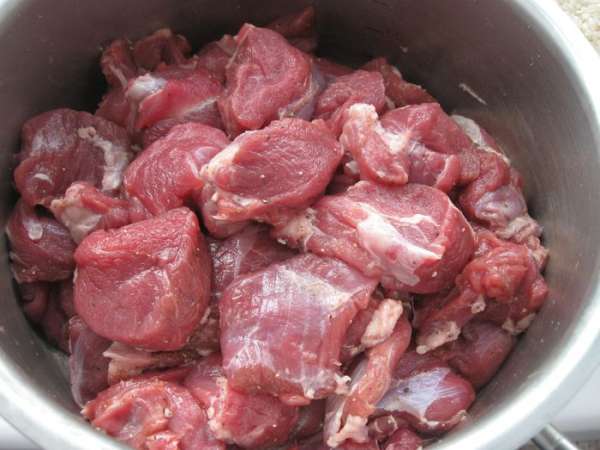 Порезать мясо кусочками со спичечный коробок. Посолить, поперчить.
