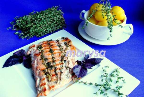 Для гарнира я запекла молодой картофель с куркумой и тимьяном.
 (Картофель почистить, можно просто помыть щеткой, если он совсем свежий, посыпать солью, куркумой, растереть. Добавить немного оливкового масла или майонеза. Сверху положить несколько веточек тимьяна. Запекать в духовке накрыв форму фольгой или крышкой. 220* примерно 1 час)