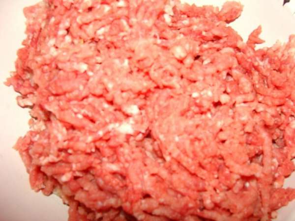Пропустить мясо через мясорубку. Пропустить мясо через мясорубку.