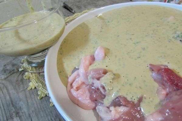 Налить полстакана маринада в отдельную миску и убрать в холодильник. Куриное филе (у меня мясо бедрышек) помыть, обсушить, нарезать небольшими кусочками и залить оставшимся маринадом. Перемешать, накрыть и убрать в холодильник минимум на 3 часа. 