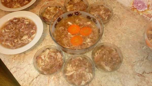 Дать бульону закипеть. Разложить мясную массу в лотки, залить бульоном. Очень аккуратно перемешать.