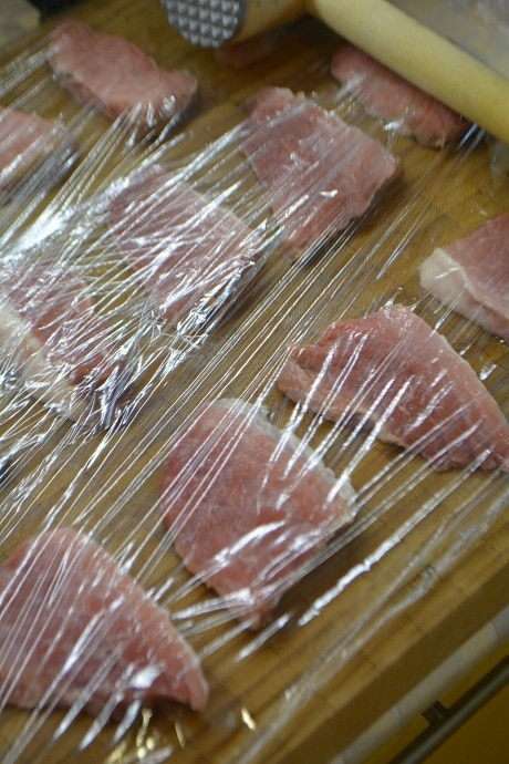 Мясо помыть, обсушить и нарезать на порционные куски. Выложить на разделочную доску, накрыть пищевой пленкой и хорошо отбить.