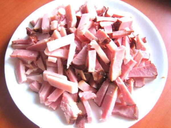 Ветчину нарезать короткими полосками.