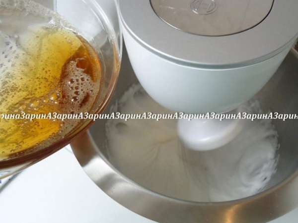 Влить сироп тонкой струйкой во взбитые белки, не прекращая процесс взбивания. Влить сироп тонкой струйкой во взбитые белки, не прекращая процесс взбивания.
