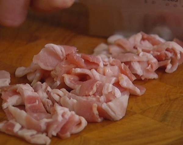 Бекон нарезать кусочками.