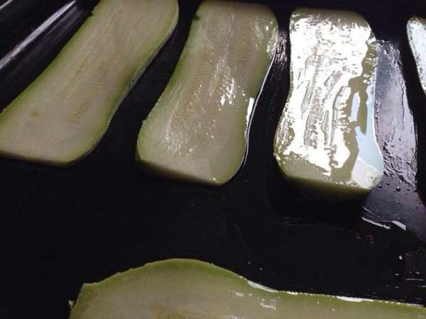Куриное филе нарезать тонкими продольными полосками, отбить, посолить и поперчить.Оставить минут на 5-10.