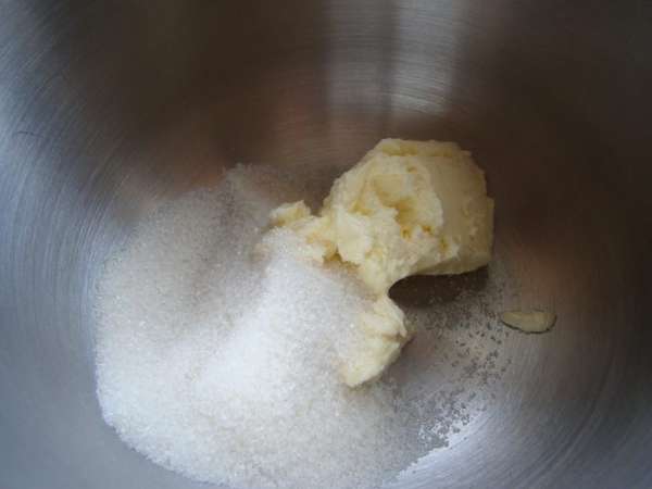 Масло взбиваем с сахаром.