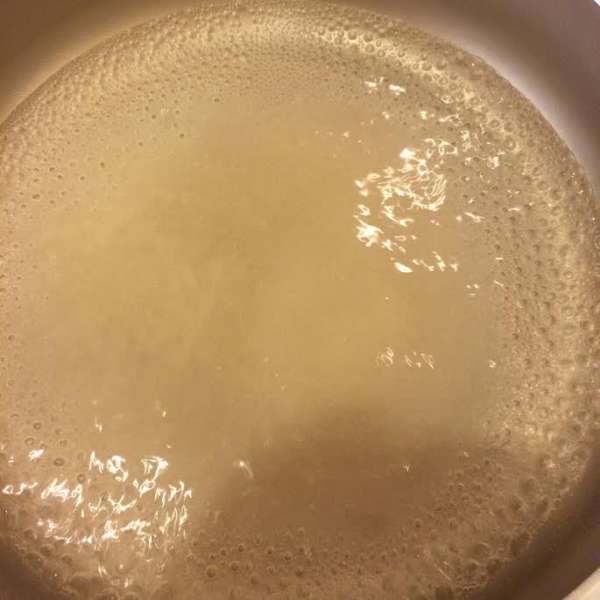 Воду довести до кипения, добавить сахар и дать покипеть 1 минуту.