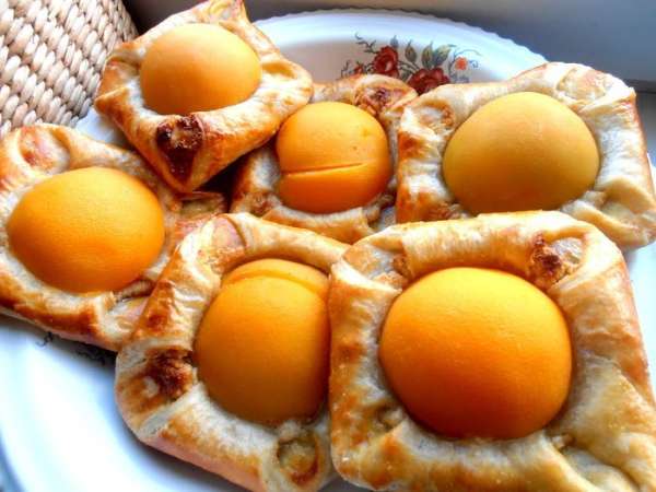 Нежная начинка на хрустящем основании..... Что может быть вкуснее слоёного теста в сочетании с орехами и фруктами?!!! 