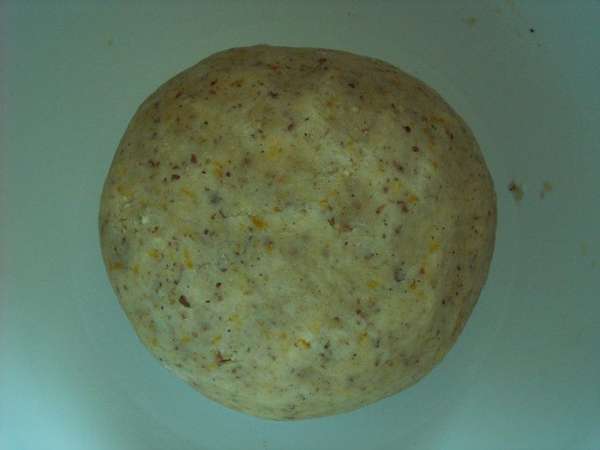 Просеянную муку смешиваем с орехами, ванильным сахаром и цедрой апельсина. Добавляем натертое холодное сливочное масло и перетираем все в крошку. Добавляем желтки, скатываем быстро тесто в шар и кладем в холодильник на 1 час. Просеянную муку смешиваем с орехами, ванильным сахаром и цедрой апельсина. Добавляем натертое холодное сливочное масло и перетираем все в крошку. Добавляем желтки, скатываем быстро тесто в шар и кладем в холодильник на 1 час.