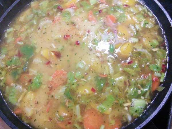 Залейте горячим подсоленым бульоном (соотношение жидкости и кускуса я в ингредиентах дала приблизительно, см. инструкцию на упаковке, я делаю 'на глаз'). Накройте крышкой и уберите с огня. 
