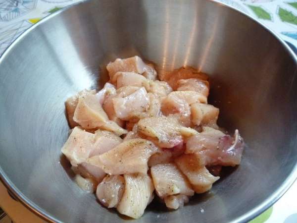 Филе индейки нарезаем небольшими кусочками, солим, перчим.