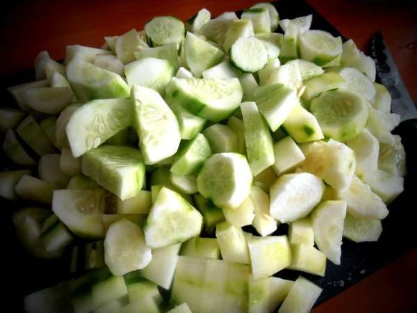 Нарезаем удобными для поедания кубиками (если есть очень крупные семечки-удаляем!) Нарезаем удобными для поедания кубиками (если есть очень крупные семечки-удаляем!)