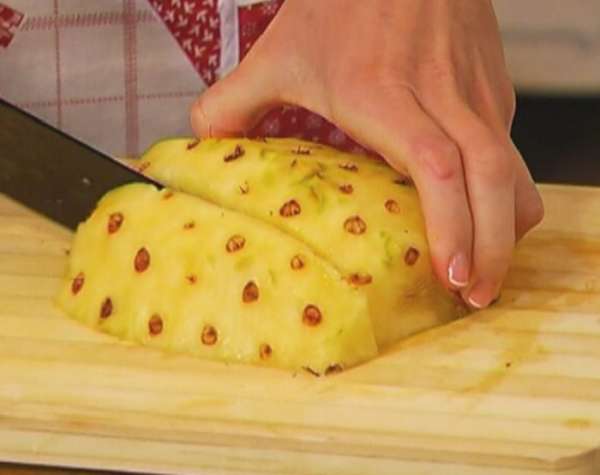 Ананас очистить от кожуры.