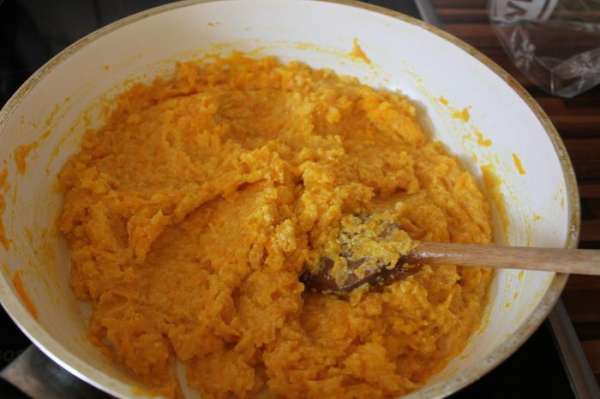 Разогреваем масло растителньное, тушим нашу тыкву до готовности.Солим по вкусу. Вливаем молоко, и засыпаем постепенно манку. Мешаем пока манка не станет густеть. Выкладываем готовую манную кашу с тыквой в тарелку даем остыть. Разогреваем масло растителньное, тушим нашу тыкву до готовности.Солим по вкусу. Вливаем молоко, и засыпаем постепенно манку. Мешаем пока манка не станет густеть. Выкладываем готовую манную кашу с тыквой в тарелку даем остыть.