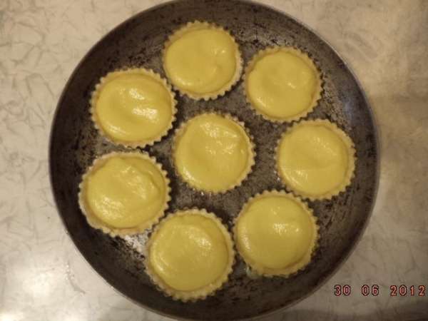 Тесто раскатать в пласт, вырезать формочкой кружочки и выстелить ими формочки для тарталеток. На тесто выложить начинку. Выпекать при температуре 200 градусов 30 минут.
Приятного аппетита!