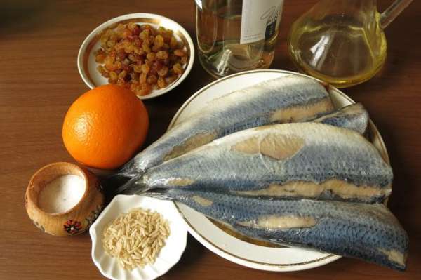 Подготовим рис, апельсин, масло рисовое Biolio, изюм, соль, рыбу (у меня сельдь, вес без голов не потрошеной 460 г — 4 шт.), можно взять любую морскую.