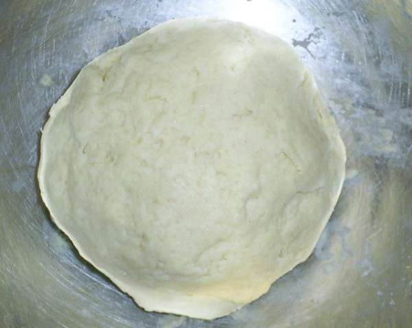 Из указанных продуктов приготовим песочное тесто. Маргарин (можно с успехом заменить маслом), растираем с сахаром, добавляем муку и растираем до получения крошки. Затем добавляем сметану (1-2 ложки) и быстро замешиваем мягкое тесто. Отправляем его в холодильник.