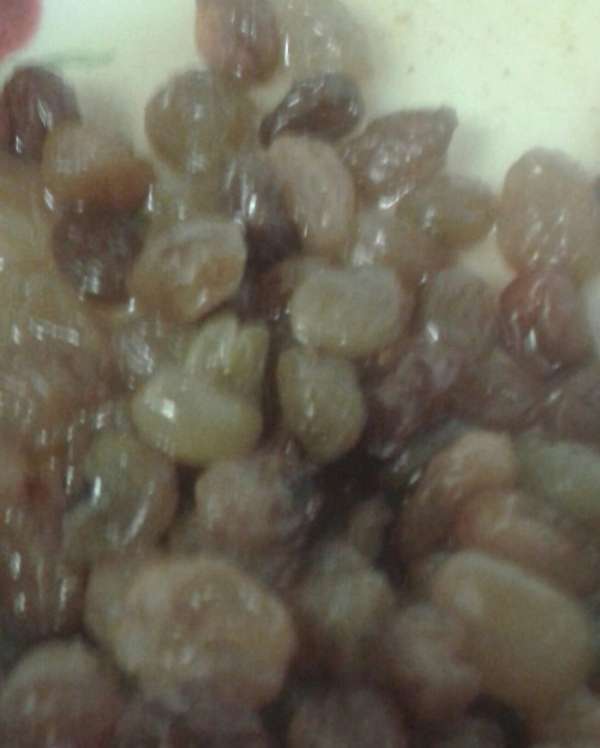 ПРЯНОСТИ, ЦУКАТЫ и ИЗЮМ. Подготовим пряности, они понадобятся немного позже. Пряности в куличе – это дело вкуса и возможностей. Самая дорогая – шафран. Купите шафран хорошего качества, пакетик 0,12 г стоит около 50 рублей, этого количества достаточно для нашего объема теста. Шафран залейте горячей водой на пару часов. Ваниль обязательный компонент у кулича. Ваниль можно добавить в любом виде. Это может быть и ванильный сахар, эссенция, стручок. ПРЯНОСТИ, ЦУКАТЫ и ИЗЮМ. Подготовим пряности, они понадобятся немного позже. Пряности в куличе – это дело вкуса и возможностей. Самая дорогая – шафран. Купите шафран хорошего качества, пакетик 0,12 г стоит около 50 рублей, этого количества достаточно для нашего объема теста. Шафран залейте горячей водой на пару часов. Ваниль обязательный компонент у кулича. Ваниль можно добавить в любом виде. Это может быть и ванильный сахар, эссенция, стручок.