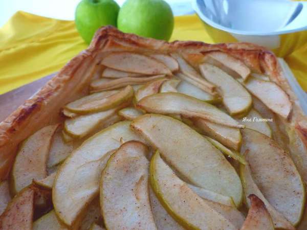 Кисточкой промазать яблоки джемом.
