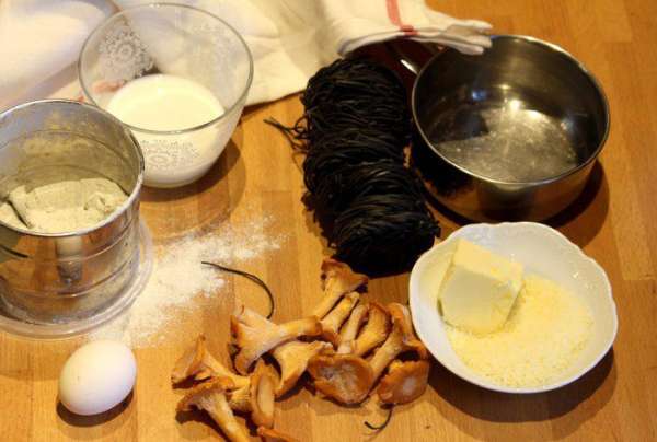 Для приготовления блюда я взяла пасту с чернилами каракатицы Tagliatelle al nero di sepia и лисички. Для приготовления блюда я взяла пасту с чернилами каракатицы Tagliatelle al nero di sepia и лисички.
