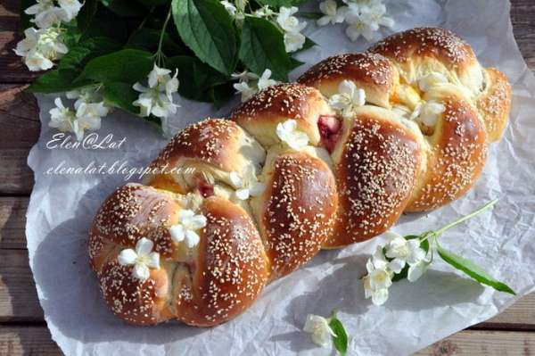  Готовность рулета проверяем деревянной шпажкой. если сухая, значит плетенка созрела и пора вынимать. Если вдруг нет, а верх уже зарумянился, то накройте плетенку сверху бумагой для выпечки или фольгой. Когда плетенка испечется, остудить и нарезав порционно звать всех домочадцев и уплетать за обе щеки, таков приказ)))) 
Приятного аппетита!!!!!!!!!!!!!!!!!!!!!
