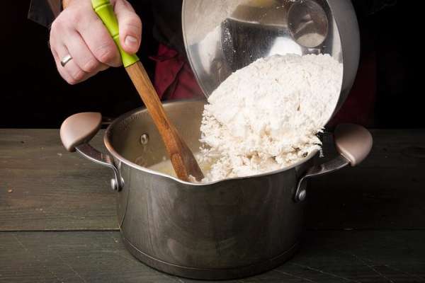 Воду смешать с солью, сахаром и сливочным маслом. Поставить на огонь и довести до кипения. Всыпать муку. Дать массе вскипеть, постоянно помешивая.
Воду смешать с солью, сахаром и сливочным маслом. Поставить на огонь и довести до кипения. Всыпать муку. Дать массе вскипеть, постоянно помешивая.