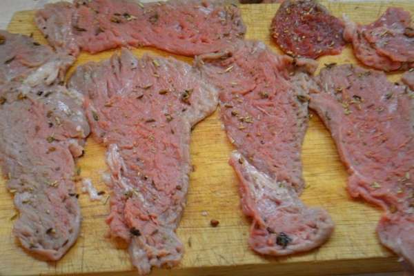 Этой смесью натереть мясо. Я каждый кусочек разрезала еще на половину в длину. Этой смесью натереть мясо. Я каждый кусочек разрезала еще на половину в длину.