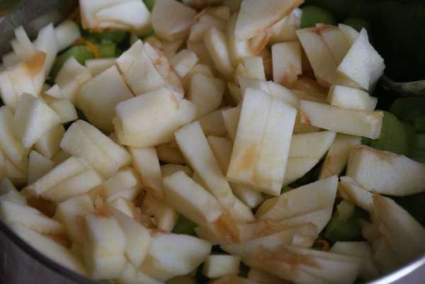 Яблоки нарезать небольшими кусочками.
