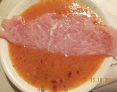берём кусочек мяса и опускаем в яйцо берём кусочек мяса и опускаем в яйцо