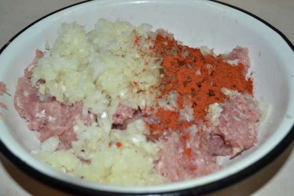  
Готовим фарш - мясо перемалываем вместе с луком. добавляем пропущенный через пресс чеснок, соль, перец. паприку