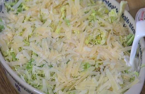 Сбрызнуть капусту оливковым маслом, посолить, поперчить, посыпать натертым сыром и полить по краям молоком.