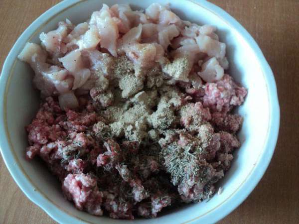 Свинину и говядину измельчить в мясорубке , куриное филе порезать небольшими кусочками. Добавить  молотые белые грибы, тимьян, мускатный оре, соль, перец по вкусу, белое сухое вино, коньяк . Хорошо перемешать. Накрыть емкость пищевой пленкой и поставить фарш мариноваться в холодильник минимум на 4 часа.
