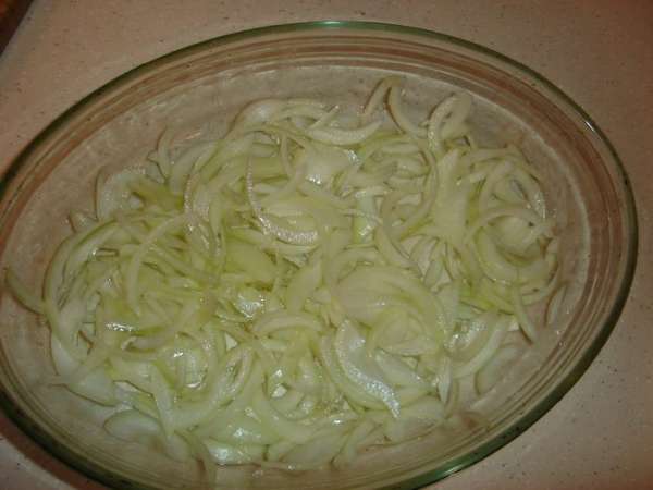 Форму для запекания лучше взять стеклянную или керамическую, чтобы прогрев был равномернее. Режем две луковицы перьями и в форме смешиваем с щепоткой соли, перчиком и двумя ложками оливкового масла, раскладываем луковую подушку для рыбки...